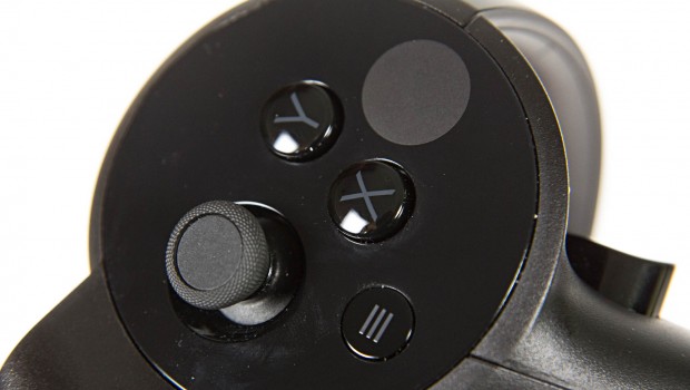 Jeder Controller verfügt über zwei Action-Buttons, einen Thumbstick, eine kapazitive Daumenablage und den Oculus- oder Menü-Knopf. (Foto: Martin Wolf/Golem.de)