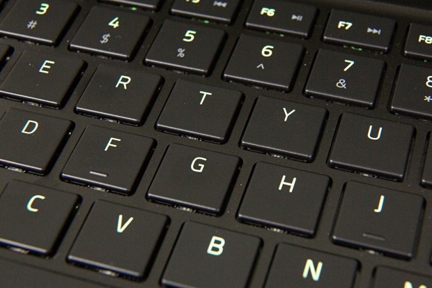 Die Tastatur ist Chroma-beleuchtet. (Foto: Martin Wolf/Golem.de)