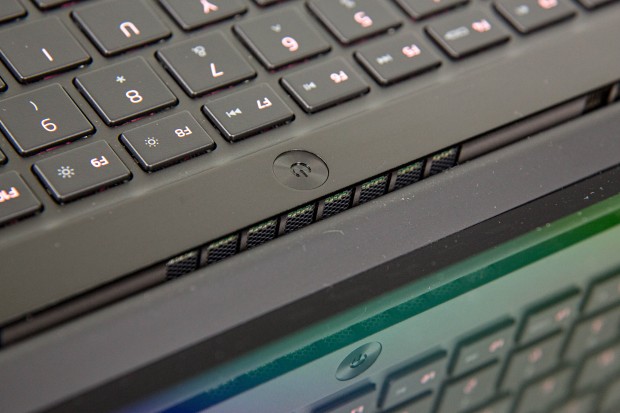 Die Abluft wird am Display ins Freie gepustet. (Foto: Martin Wolf/Golem.de)