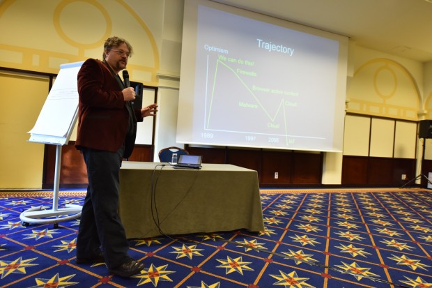 Marcus Ranum während seiner Ansprache (Bild: Joanna Pianka/Deepsec)