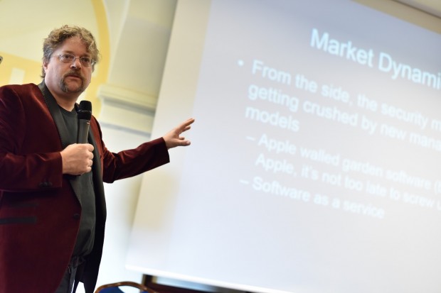 Marcus Ranum während seiner Ansprache (Bild: Joanna Pianka/Deepsec)