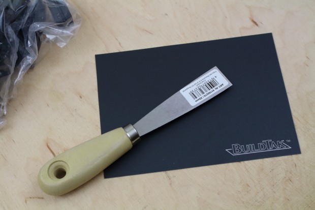 N&uuml;tzliche Kleinigkeiten wie Spachtel und Buildtak-Folie sind ebenfalls enthalten. (Foto: Alexander Merz)