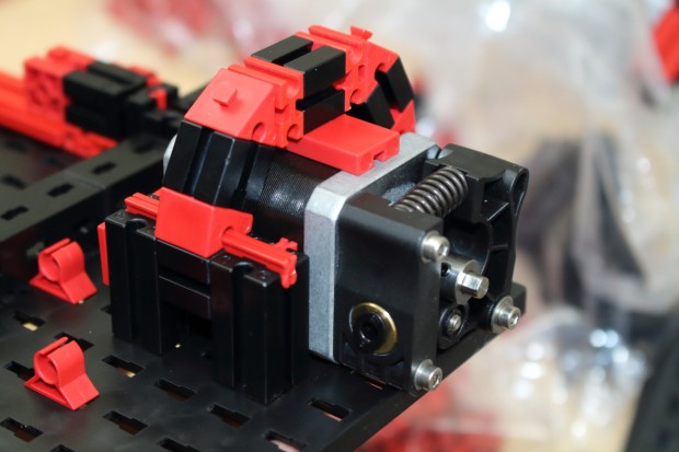 Die Motorfassung aus Baukl&ouml;tzchen ist erstaunlich stabil und auch optisch ein kleines Kunstwerk (Foto: Alexander Merz)