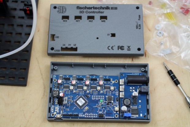 Das beschriftete Elektronikgeh&auml;use vereinfacht die Verkabelung. (Foto: Alexander Merz)