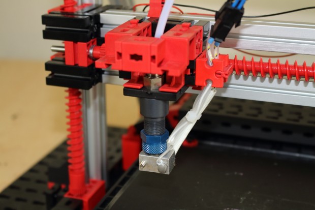 ... das Hotend. Obwohl es im Betrieb mehr als 200 Grad erreichen kann, ist die Kunststoffbefestigung kein Problem. (Foto: Alexander Merz)
