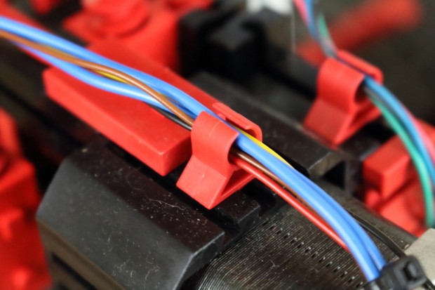 Die Kabelf&uuml;hrung ist nur bedingt vetrauensw&uuml;rdig. (Foto: Alexander Merz)