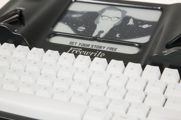 ... hat eine exzellente Tastatur und ein konstrastreiches E-Ink-Display. (Bild: Martin Wolf/ Golem.de)