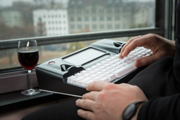 Die Freewrite eignet sich auch, um im Hipster-Caf&eacute; aufzufallen und schwerm&uuml;tig und nachdenklich zu wirken. (Bild: Martin Wolf/ Golem.de)