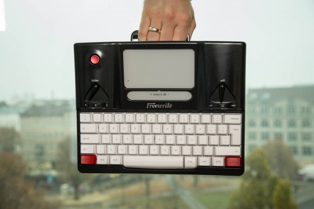 Freewrite mit Haltegriff (Bild: Martin Wolf/ Golem.de)