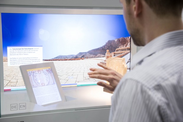 Wird die Glasscheibe berührt, beginnt das Innenleben zu erwachen. (Bild: Martin Wolf/Golem.de)