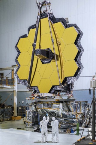 Der Primärspiegel des James-Webb-Teleskops im Reinraum (Bild: Chris Gunn/Nasa)