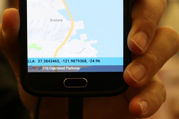 Die Testgeräte zeigen, wie sich der gemessene Höhenwert (-24,96 Meter) ...  (Foto: Friedhelm Greis/Golem.de)