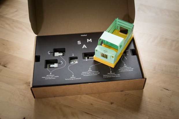 Die Bauelemente werden bereits beim &Ouml;ffnen der Box kurz erkl&auml;rt. (Bild: Martin Wolf/Golem.de)