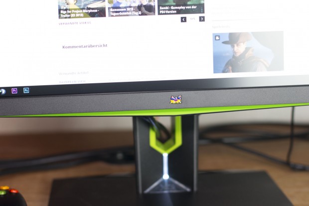 Nvidia-grüne Akzente sind überall am Monitor zu finden, hier zu sehen am Kabelmanagement. (Foto: Michael Wieczorek)