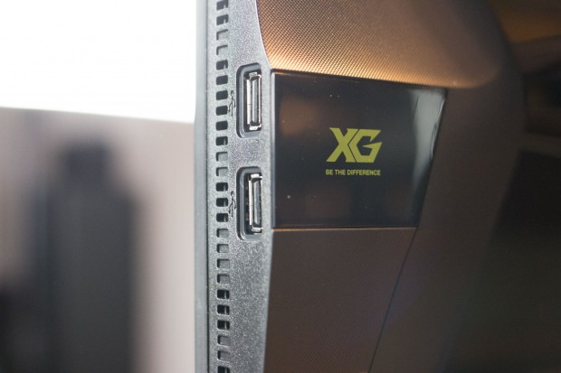 Zwei USB-Anschl&uuml;sse befinden sich an der rechten Geh&auml;useseite, zwei weitere an der Unterseite. (Foto: Michael Wieczorek)