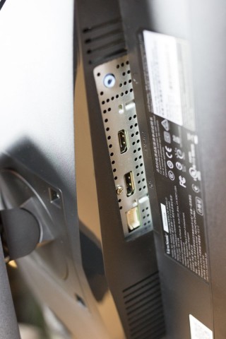 Displayport 1.2 und HDMI 1.4 sowie einen Kopfh&ouml;rerausgang bietet der Viewsonic XG2703-GS ebenso. (Foto: Michael Wieczorek)