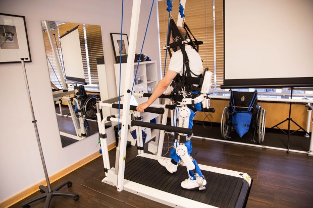 Das System HAL steuert der Patient mit Nervenimpulsen. (Foto: Martin Wolf/Golem.de)