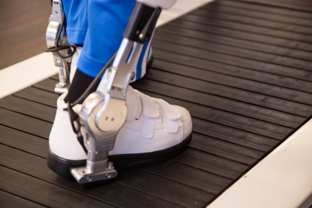 Elektroden nehmen die Impulse am Bein auf, die Motoren von HAL helfen den Muskeln. (Foto: Martin Wolf/Golem.de)