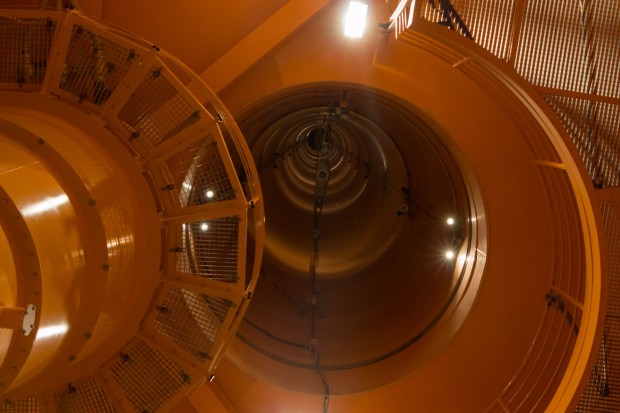 Ein Blick in die 120 Meter hohe Fallr&ouml;hre: Links ist der Auffangbeh&auml;lter zu erkennen, in den die Kapsel f&auml;llt. (Foto: Werner Pluta/Golem.de)