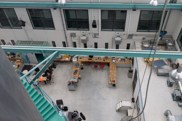 Blick in die Integrationshalle und auf die Arbeitspl&auml;tze f&uuml;r die Wissenschaftler (Foto: Werner Pluta/Golem.de)