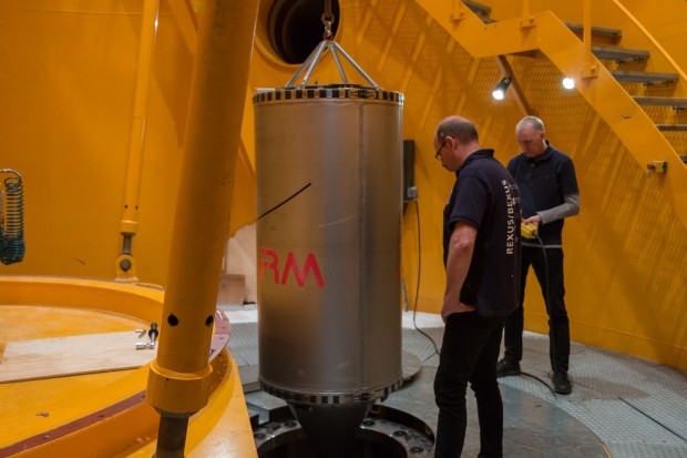 Vorbereitung f&uuml;r den Katapultschuss: Die Kapsel mit dem Experiment ...  (Foto: Werner Pluta/Golem.de)