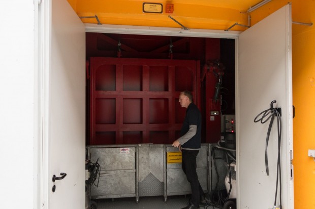 Die Schleuse der Fallr&ouml;hre wird verschlossen. (Foto: Werner Pluta/Golem.de)