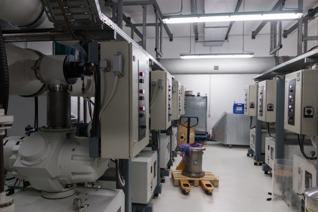 Dann evakuieren 18 Pumpen die Luft aus der R&ouml;hre. (Foto: Werner Pluta/Golem.de)