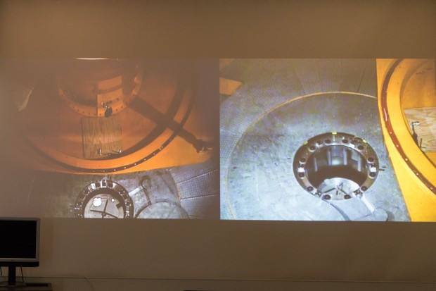 Im Kontrollraum: Kameras zeigen, was in der Fallr&ouml;hre geschieht. Das Katapult ist geladen. (Foto: Werner Pluta/Golem.de)