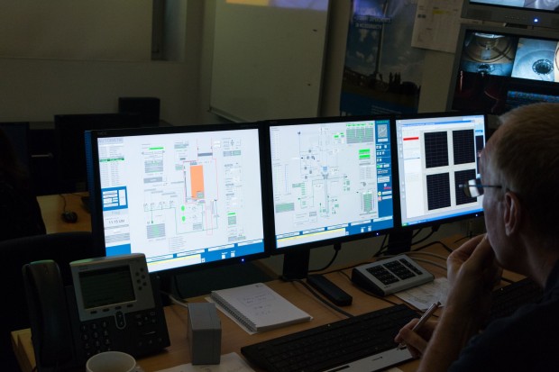 Von diesen Rechnern aus wird der Fallturm gesteuert. Der Bildschirm in der Mitte zeigt den Status des Katapults. (Foto: Werner Pluta/Golem.de)