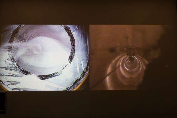 Sekunden sp&auml;ter: Die Kapsel f&auml;llt in die Styroporkugeln im Abbremsbeh&auml;lter. (Foto: Werner Pluta/Golem.de)