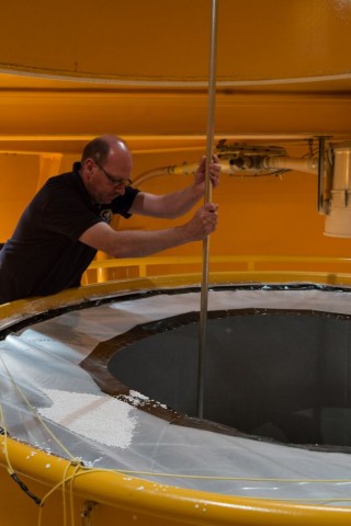 Mit einem Haken wird nach der Kapsel gesucht. (Foto: Werner Pluta/Golem.de)