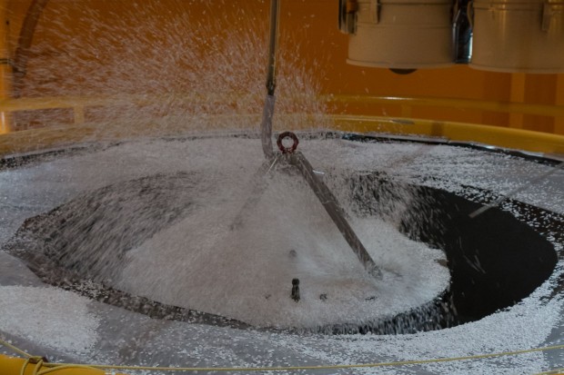 Dann wird die Kapsel herausgezogen. Mit Druckluft ... (Foto: Werner Pluta/Golem.de)