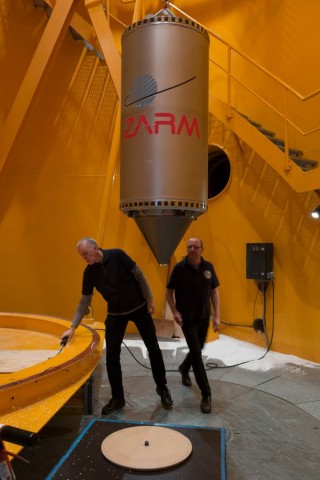 Mit einem Flaschenzug wird die 400 Kilogramm schwere Kapsel herabgelassen. (Foto: Werner Pluta/Golem.de)