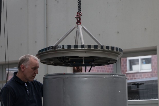 Anschlie&szlig;end &ouml;ffnen die Zarm-Techniker die Kapsel, damit die Wissenschaftler ihr Experiment begutachten k&ouml;nnen. (Foto: Werner Pluta/Golem.de)