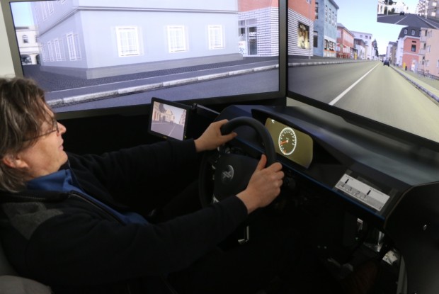 Mit der kooperativen Simulationsumgebung Mosaic beim DLR können mehrere Fahrer gleichzeitig herkömmliche Fahrassistenzsysteme testen. (Foto: Golem.de)