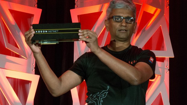 Raja Koduri mit Radeon Instinct MI25 (Foto: Marc Sauter/Golem.de)