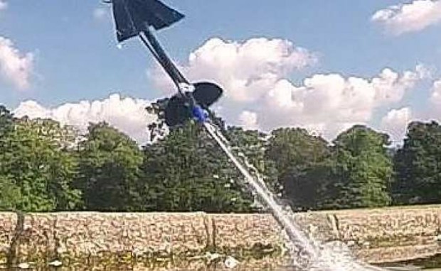 Mit einer CO2-Kartusche kann AquaMAV wieder aus dem Wasser aufsteigen. (Bild: Imperial College London)