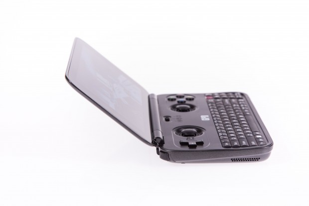 Der Bildschirm des GPD Win rastet nur bei 120 Grad ein. (Foto: Martin Wolf/Golem.de)