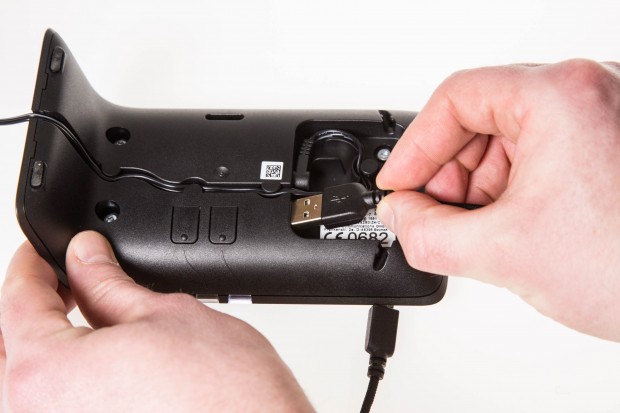 Über den USB-Anschluss kann der Smartphone-Akku per Kabel geladen werden. (Bild: Martin Wolf/Golem.de)
