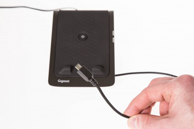 Das mitgelieferte USB-Ladekabel ist ungewöhnlich starr. (Bild: Martin Wolf/Golem.de)