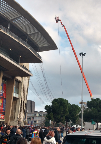 Etwas abenteuerlich sind die vom Stadion zu den Übertragungscontainern gespannten Kabel. (Bild: Sebastian Wochnik/Golem.de)