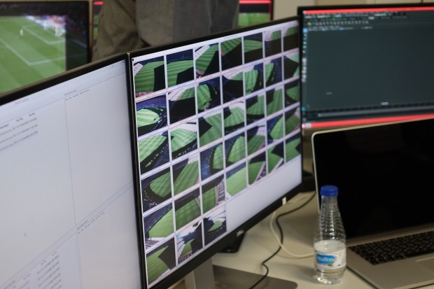 Alle Kamerabilder auf einem Kontrollmonitor im Übertragungs-Container (Bild: Sebastian Wochnik/Golem.de)