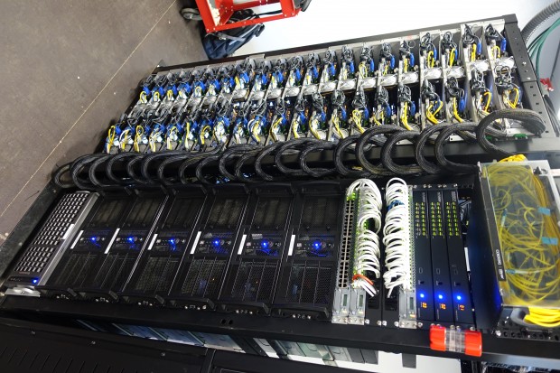 Im Übertragungs-Container befinden sich auch die Server. (Bild: Sebastian Wochnik/Golem.de)