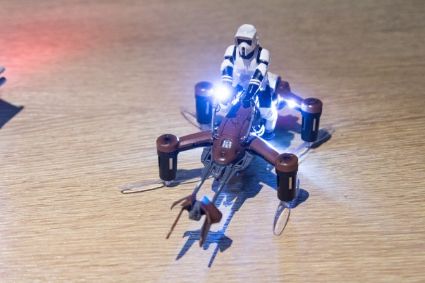 Das Speeder Bike mit eingeschalteter Beleuchtung (Bild: Martin Wolf/Golem.de)