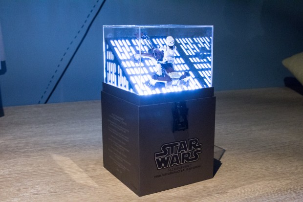 Die Drohnen kommen in großen Verpackungen aus Plexiglas, die beleuchtet sind und Audio-Dateien abspielen. (Bild: Martin Wolf/Golem.de)