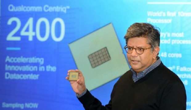 Anand Chandrasekher zeigt den Centriq 2400. (Foto: Qualcomm)