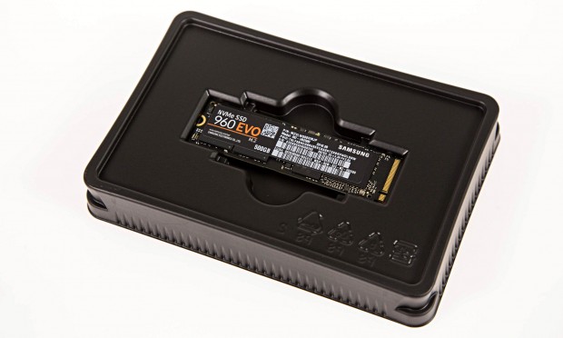 Die SSD wird ohne Zubehör geliefert (Foto: Martin Wolf/Golem.de)