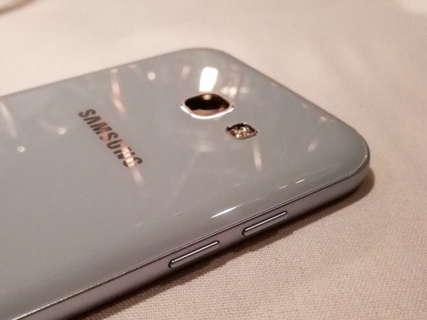 Das Galaxy A5 ist aus Metall und Glas gefertigt. (Bild: Tobias Költzsch/Golem.de)