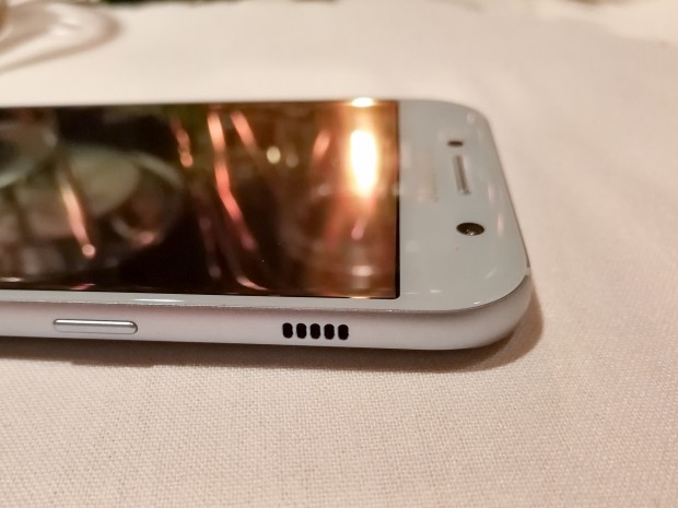 Der Lautsprecher sitzt seitlich am Smartphone. (Bild: Tobias Költzsch/Golem.de)