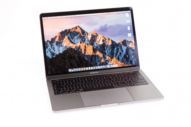 Ein sehr gutes und helles Display sowie ein riesiges Touchpad gibt es beim neuen Macbook Pro. (Foto: Martin Wolf/Golem.de)